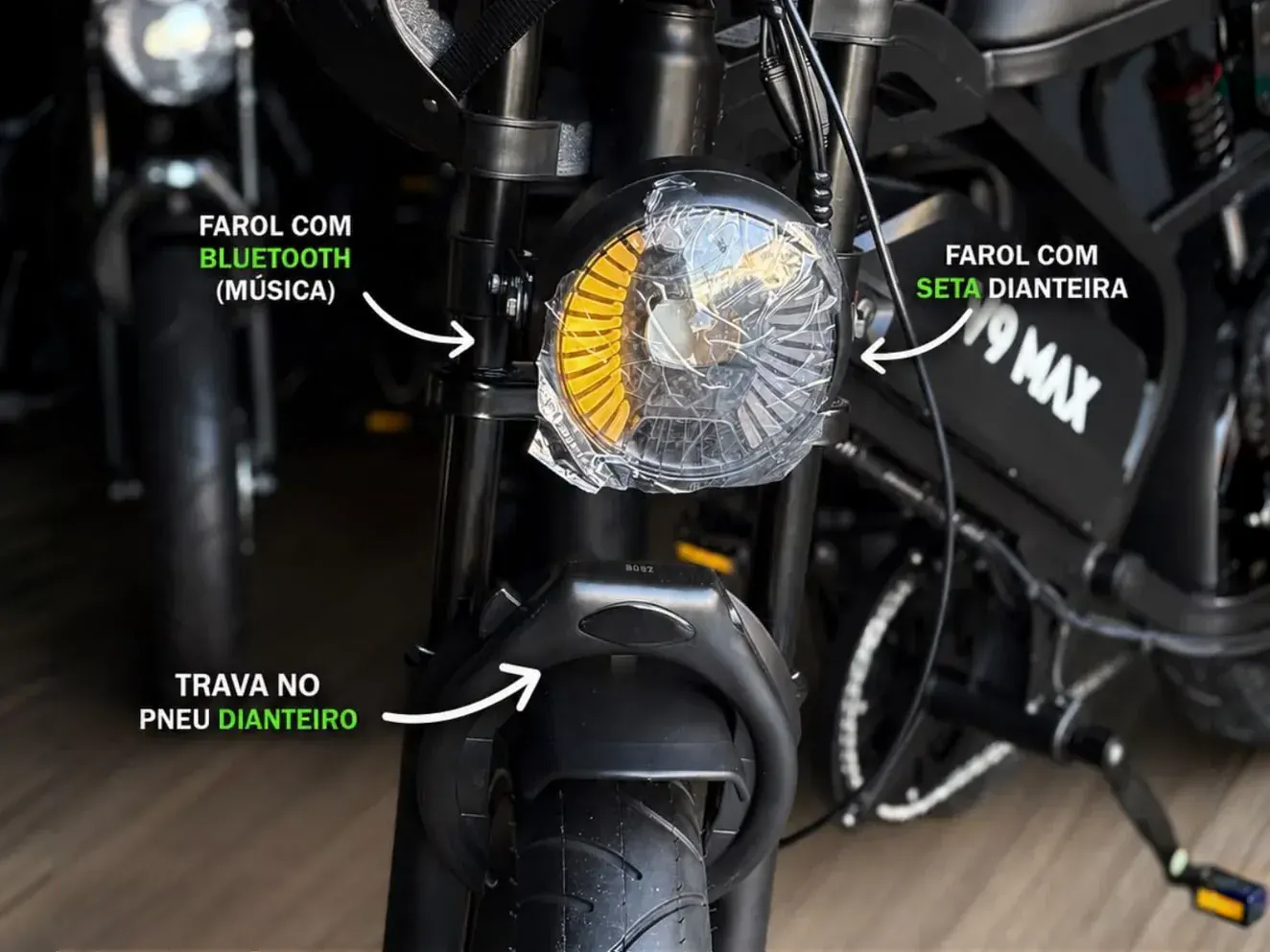 Frente da V9 Max Range: farol com Bluetooth e seta, trava no pneu dianteiro