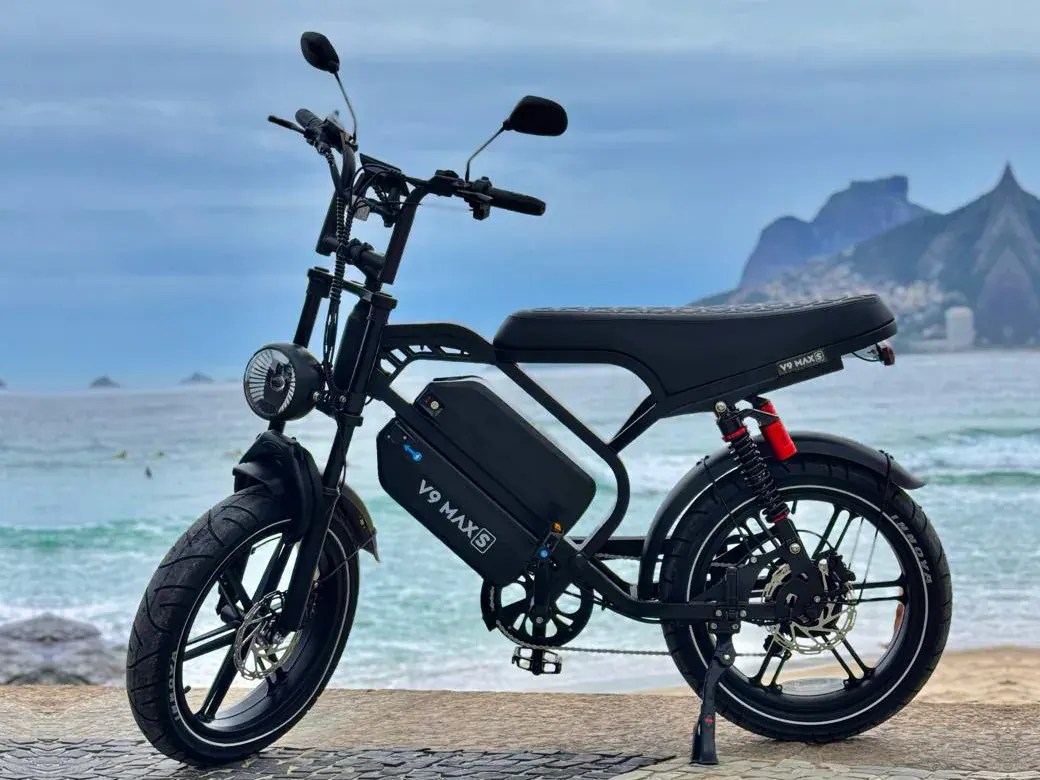V9 Max S na orla do Rio, com o mar e o morro ao fundo