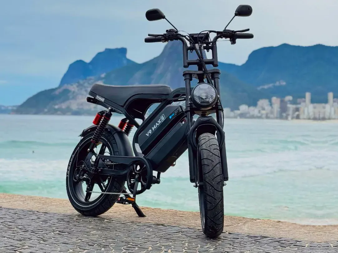 V9 Max S de traseira na orla do Rio
