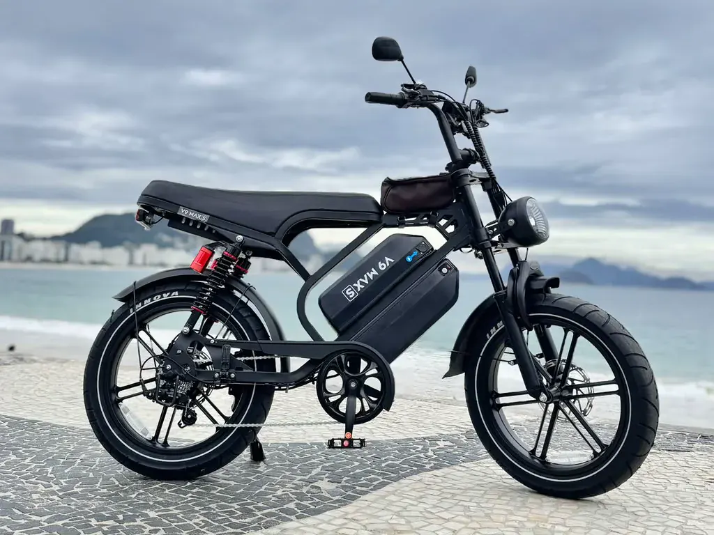 V9 Max S de lado no calçadão de Copacabana